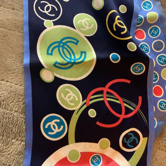 100% authentic Chanel silk scarf reverse print - Picture 4 of 5